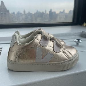 VEJA Girls' Esplar Sneakers - Walker, Toddler. Leather